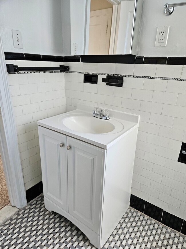 Building Photo - 1273 North Ave