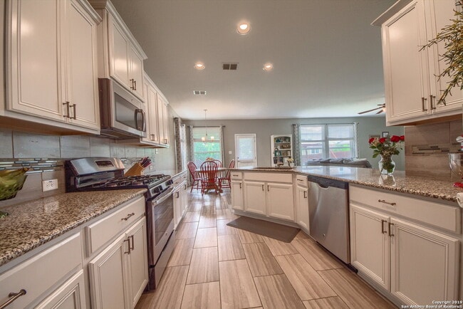 Building Photo - IMMACULATE HOME IN ALAMO RANCH AT 50% OFF THE 1ST MONTH'S RENT!!!