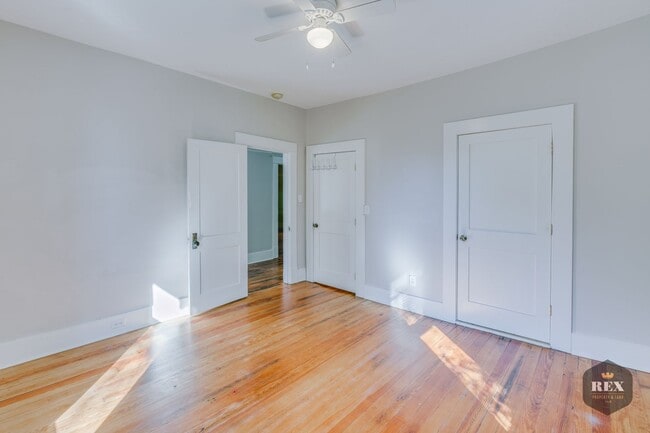 Building Photo - Central Location, Hardwood Floors, Recently Updated
