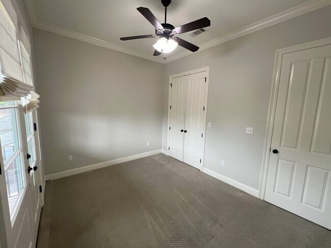 Building Photo - Stunning 4 bedroom, 3 bathroom 2 story hom...