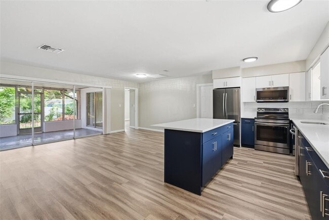 Building Photo - 2465 Brentwood Dr