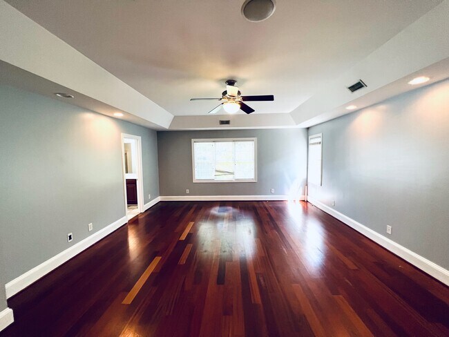 Master BR - 1512 Pecan Ave