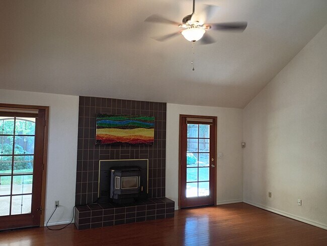 Building Photo - AVAILABLE NOW! excellent Fair Oaks Location 3 Bedroom Home!