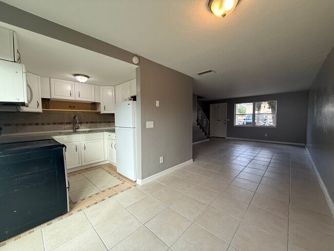 Building Photo - Beautiful 2 Bed 1.5 Bath Townhome AVAILABLE IMMEDIATELY!