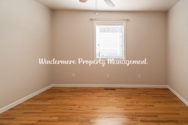 Building Photo - Beautifully Remodeled 2 bedroom in convenient location, private balcony, over sized garage, A/C a...