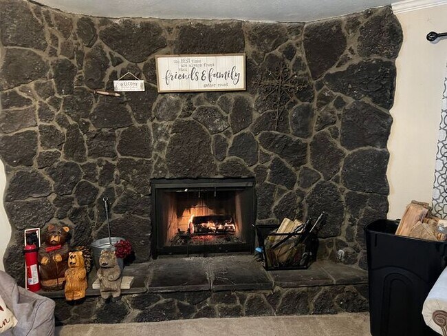 Building Photo - 3 bedroom/ 3 bath. Fully furnished ready f...