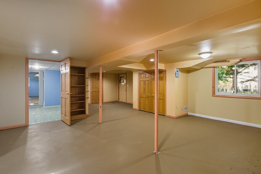 Building Photo - 2050 S Wagner Rd