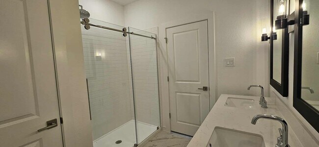 Building Photo - 8442 Bay Oaks Dr