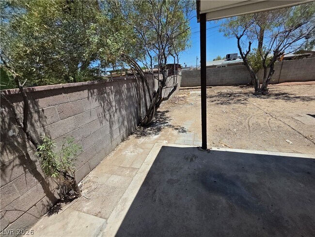 Building Photo - 910 Magnolia Ave