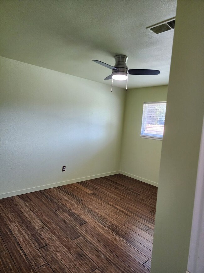 Building Photo - 3 Bedroom 2 Bathroom with Pool Near Davis High School