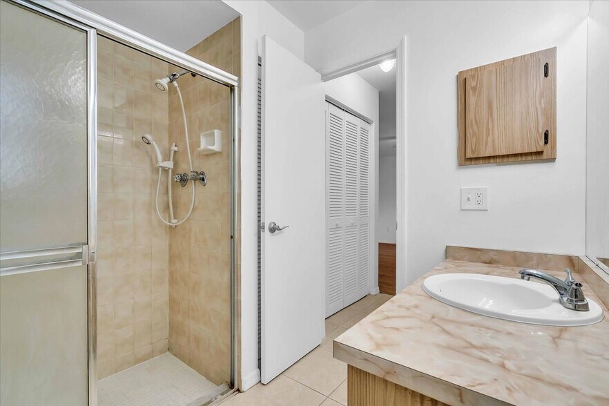 Building Photo - 5852 Brickell Dr