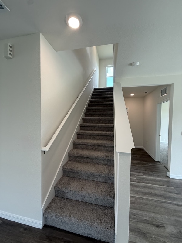 Building Photo - 5490 Hayloft Dr