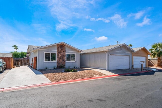 Building Photo - "Charming 3-Bed Oasis with 2 Full Baths in Vibrant Las Vegas - 1315 Sq Ft of Comfort!"
