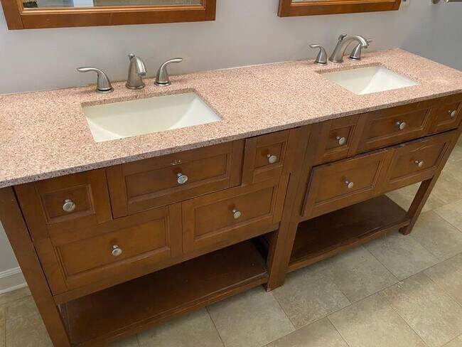 Building Photo - 1970 Wells Dr SW