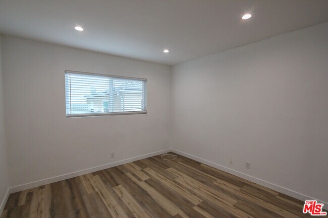 Building Photo - 12942 Moorpark St
