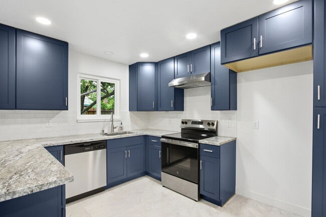 Building Photo - 4 Bedroom 2 Bathroom - Freshly Remodeled Available for Immediate Move-In