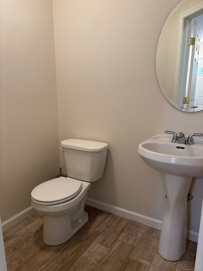 Building Photo - 589 Stafford Ave