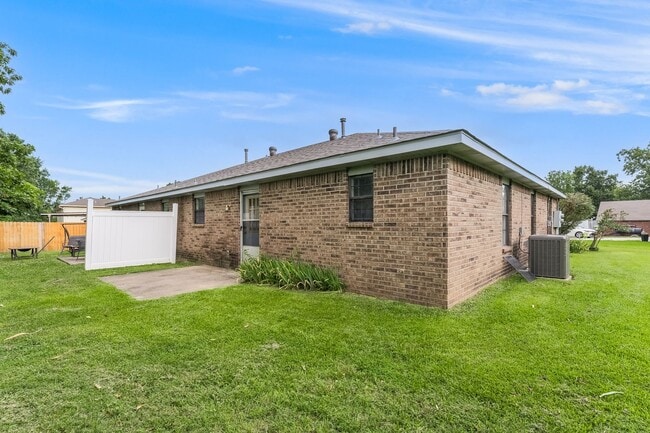 Building Photo - Welcome to this newly updated 2-bedroom, 2...