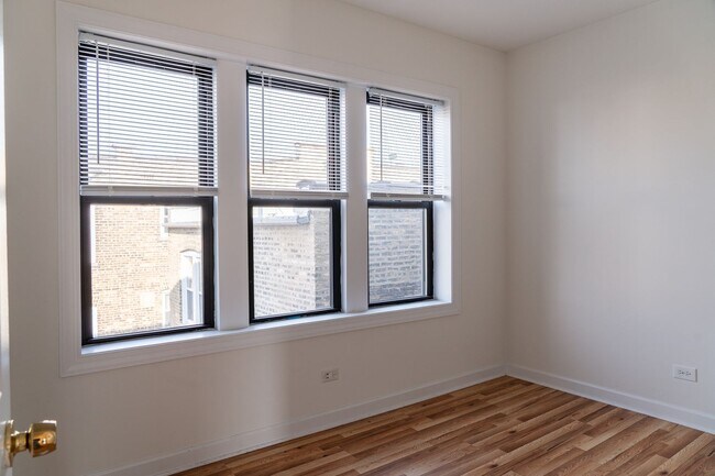 Building Photo - North Lincoln Square - 2 Bed / 1 Bath - In Unit Laundry