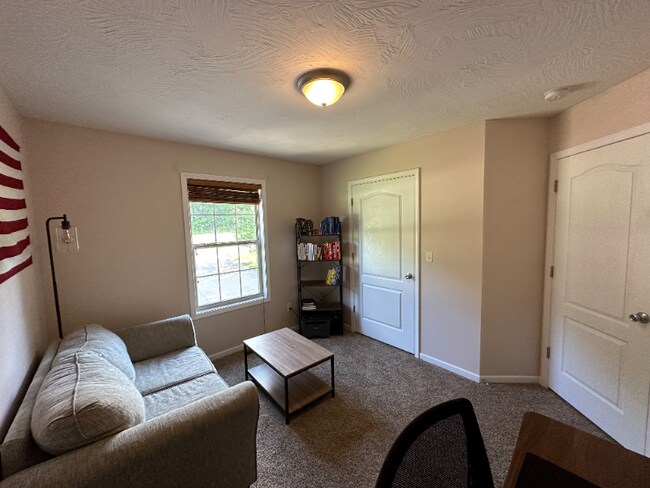 Building Photo - 15640 Top Dr