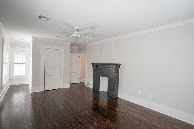 Building Photo - Gorgeous 3 Bed 2 Bath In Quiet Neighborhood