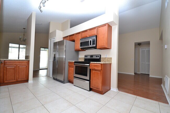 Building Photo - Gorgeous fully upgraded pool home in Ovied...