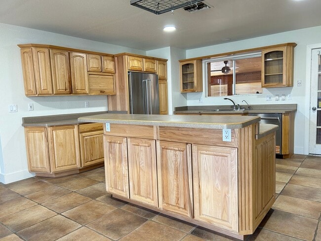 Building Photo - Stunning Remodel, 2 Bed 2 Bath Home with Pool Service!