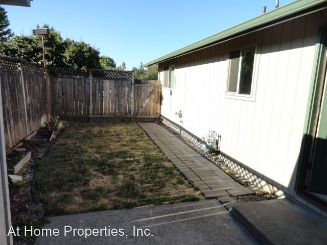 Building Photo - 925-931 NW Sequoia Ave