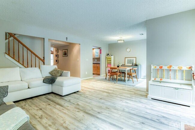 Building Photo - 166 Stults Ln