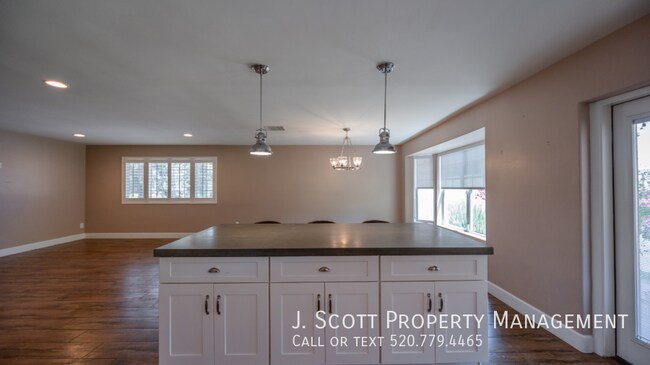 Building Photo - 9059 N Arroya Vista Dr