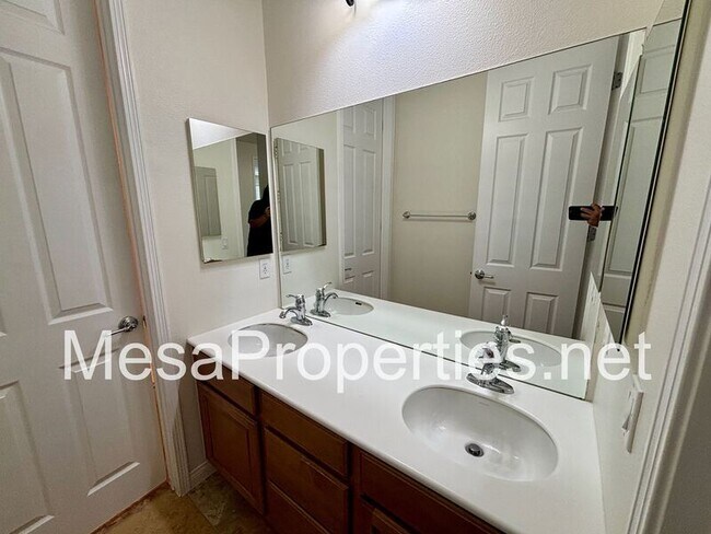 Building Photo - 5729 Nutwood Pl