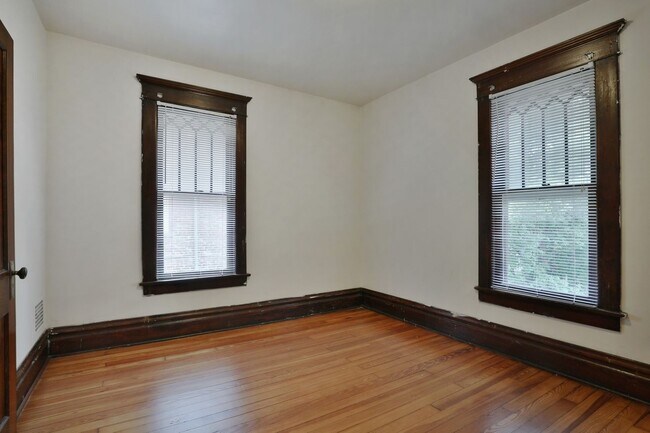 Building Photo - 1611 Summit St