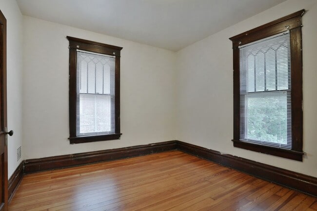 Building Photo - Great CENTRAL Location 5 Bedroom House - Virtual Showings Available