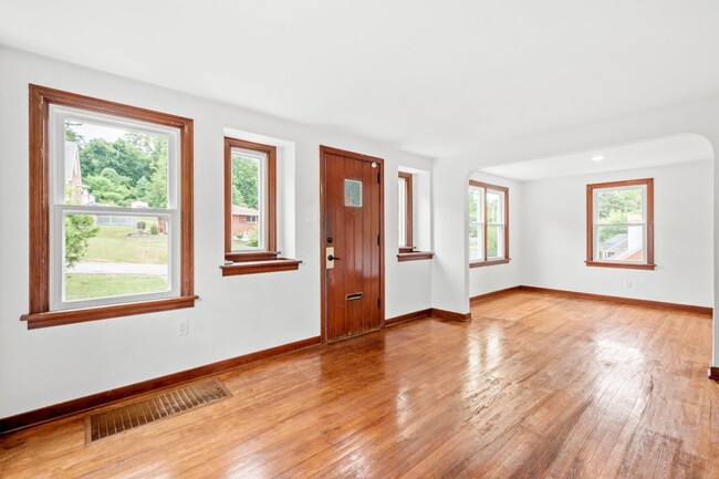 Building Photo - AVAILABLE AUG 1ST!! BEAUTIFUL 2-BEDROOM IN...