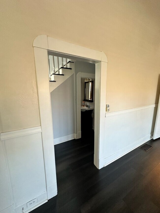 Building Photo - Charming home for rent in Hanford