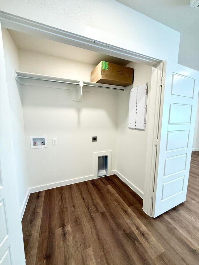 Building Photo - 1615 N Clinton Ave