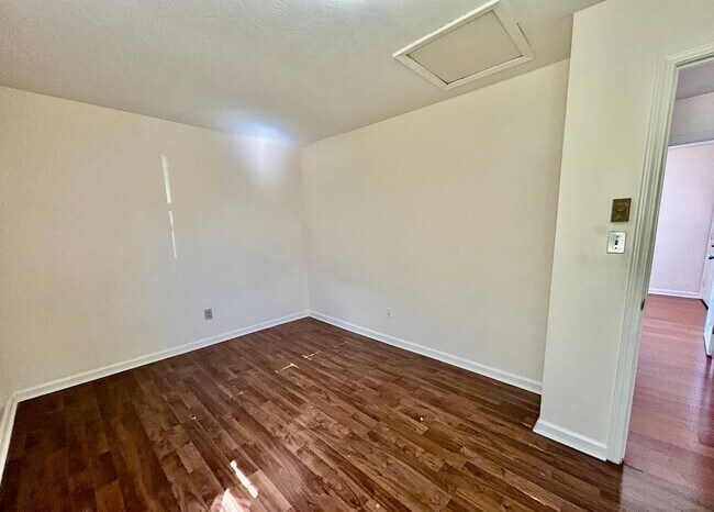 Building Photo - MAC190