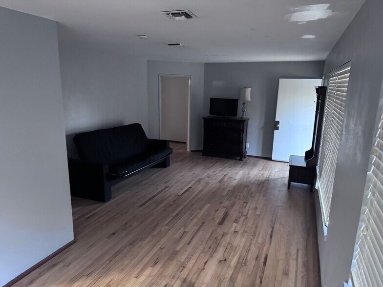 Building Photo - 3415 N Wallace Ave