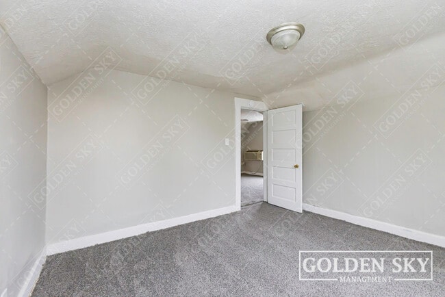 Building Photo - 421 W 9th St