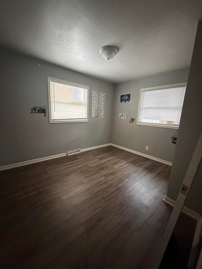 Building Photo - 2060 Alexandria Dr