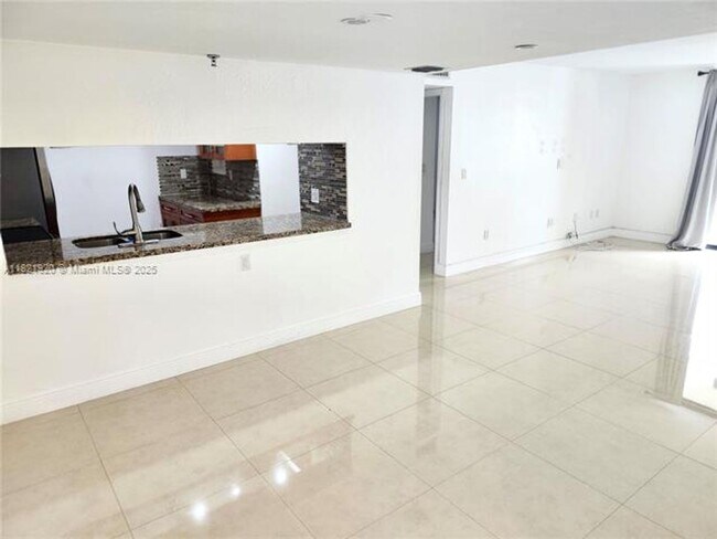 Building Photo - 1621 Collins Ave