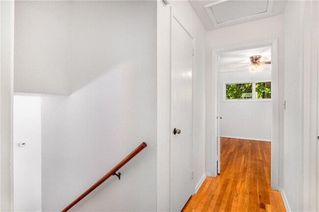 Building Photo - 2563 Beverly Hills Dr