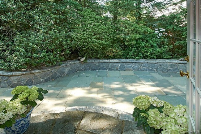 Building Photo - 19 Oneida St