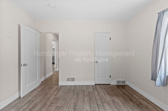 Building Photo - 807 E 40th Ave