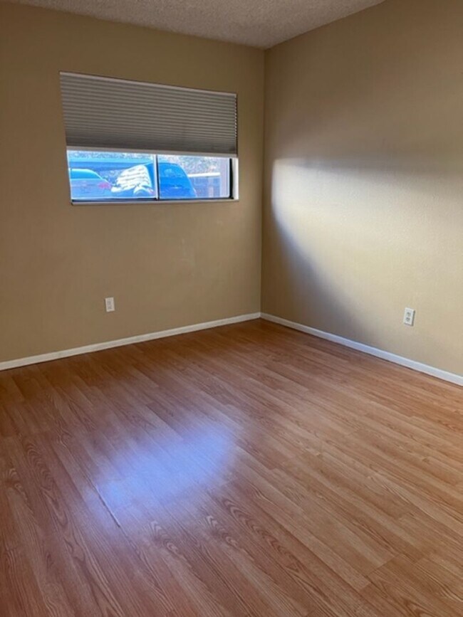 Building Photo - Two bedroom Condo on Westside!! 1 MONTH FREE