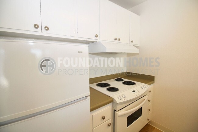 Building Photo - Sausalito Condo with Scenic Views!  Covered Parking!  Pool!  FOUNDATION