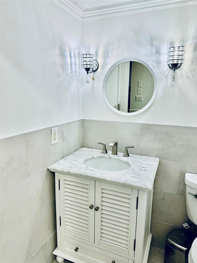 Building Photo - 1010 NE 8th Ave