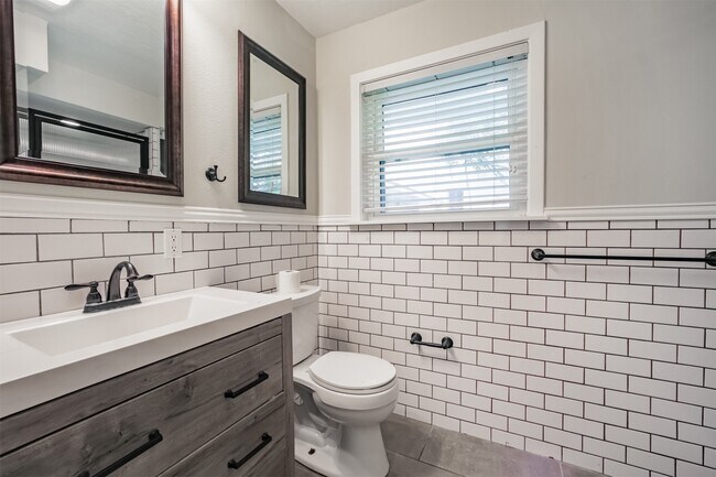 Building Photo - 4924 Mimosa Dr