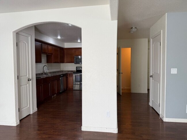 Building Photo - House For Lease
