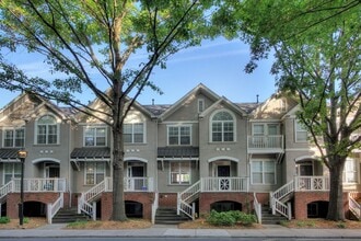Building Photo - 210 S Cedar St